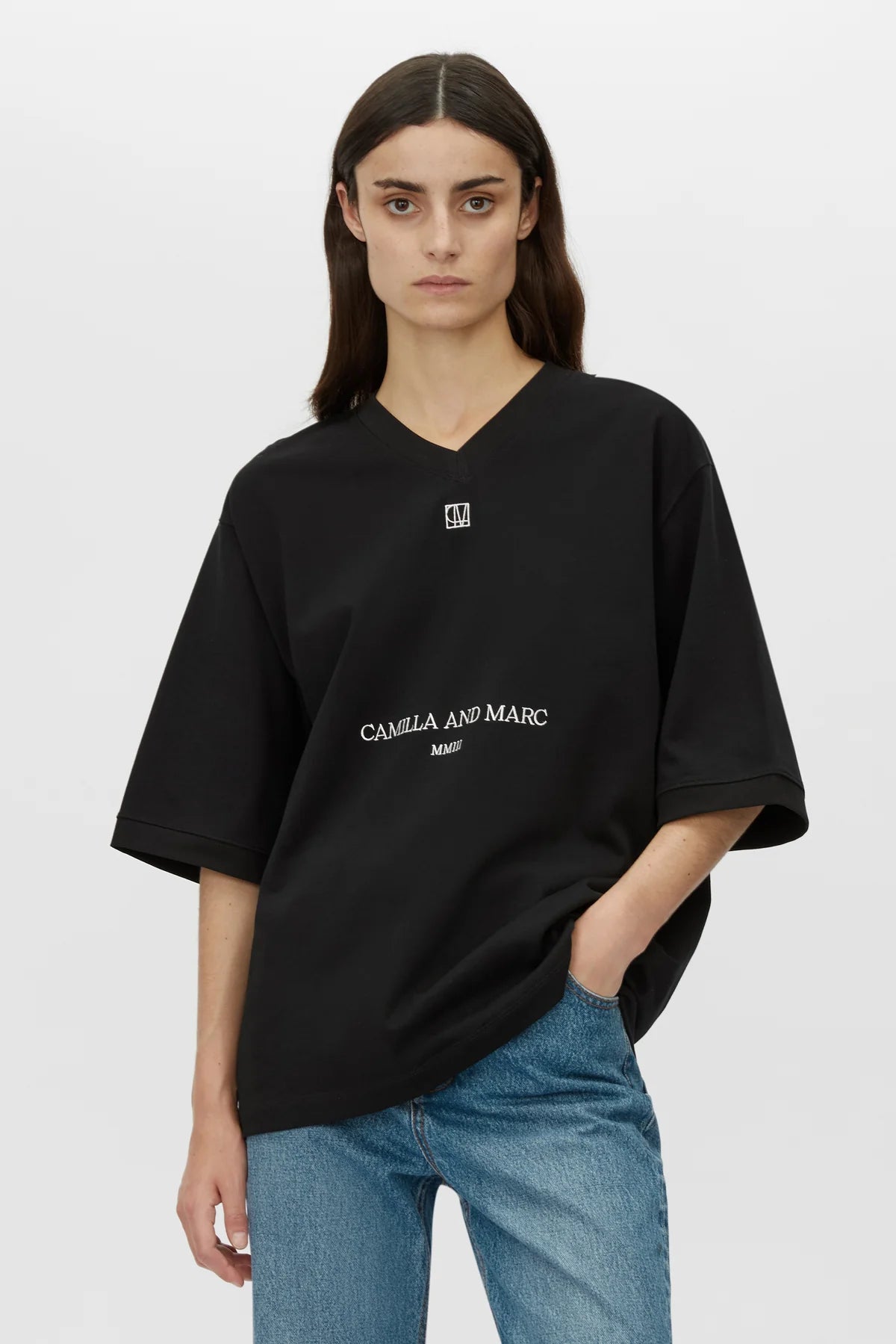LARISSA LOGO TEE