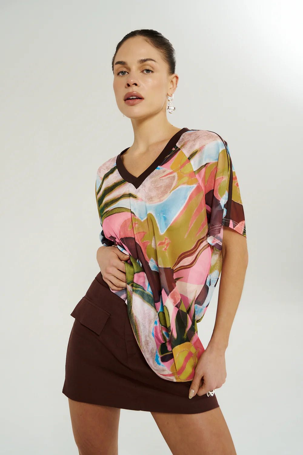 V NECK MESH TEE-WONDERLAND